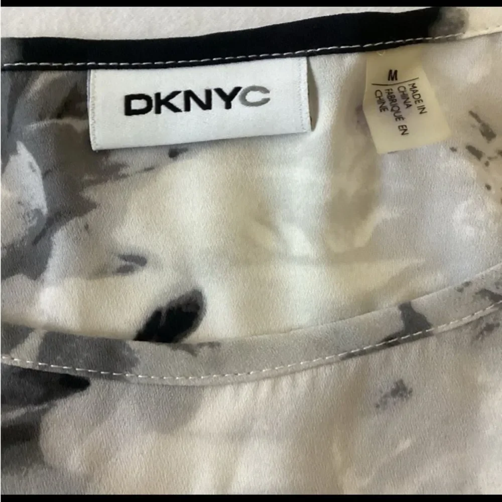 DKNYC Blouse Top Women’s Size Medium Color Black White Floral Pattern - Picture 2 of 10